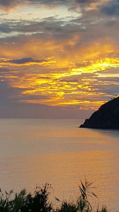 モネーリア Un Gioiello Con Vista Mareヴィラ エクステリア 写真